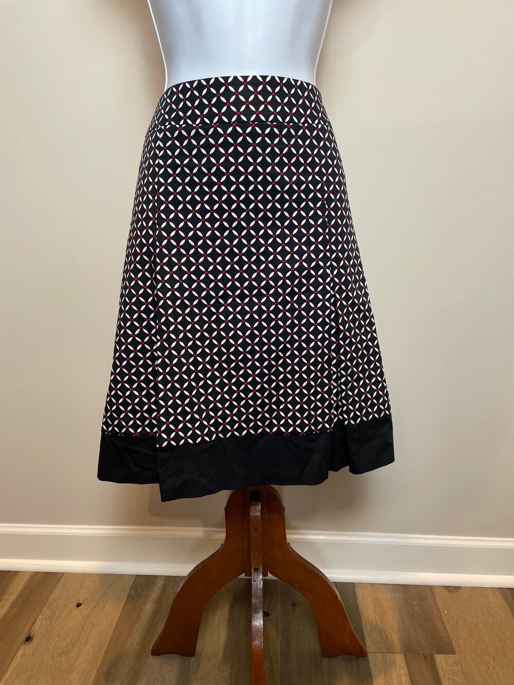 Ann Taylor Black Pleated A‑Line Skirt Size 6 White Red Pattern Career Casual